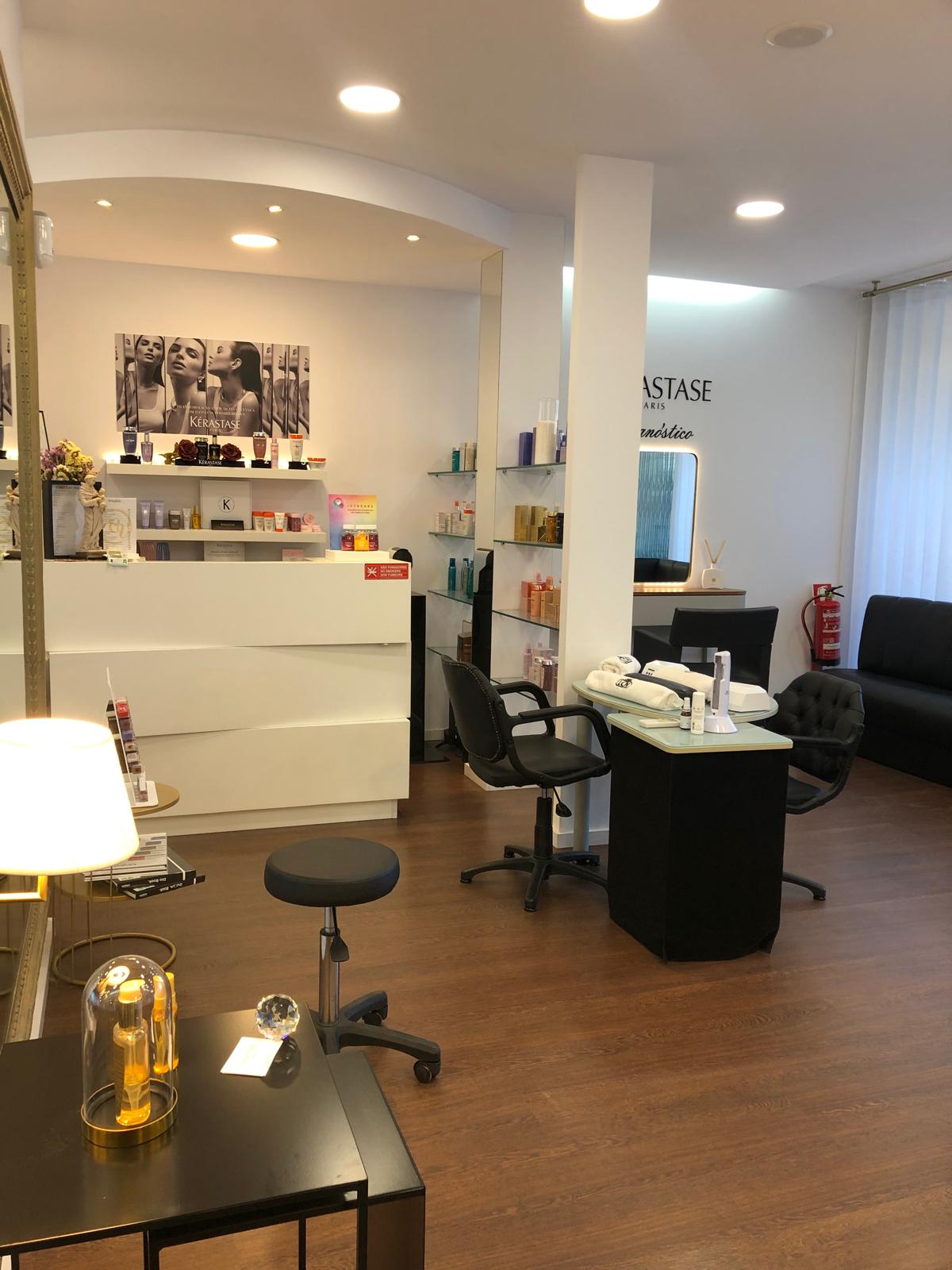 Serviço de corte e coloração no salão Márcia Vieira