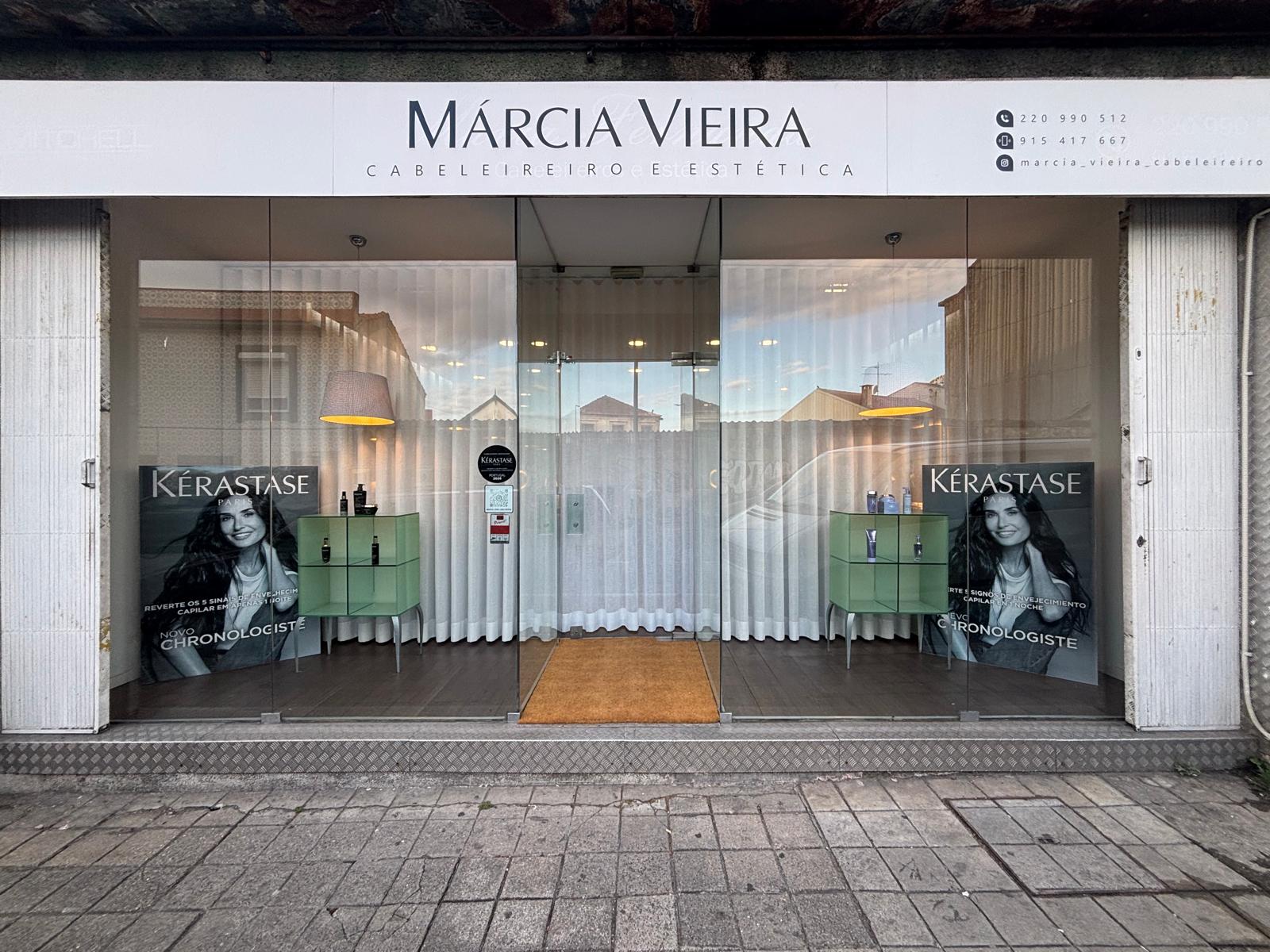 Salão Márcia Vieira Cabeleireiro visto do exterior, no Porto