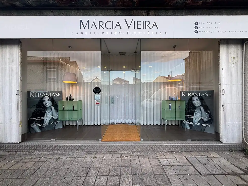 Salão Márcia Vieira Cabeleireiro visto do exterior, no Porto