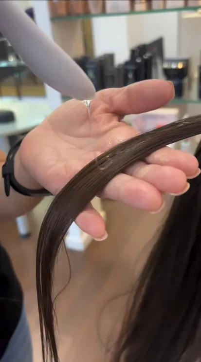 Aplicação do produto Kérastase no salão