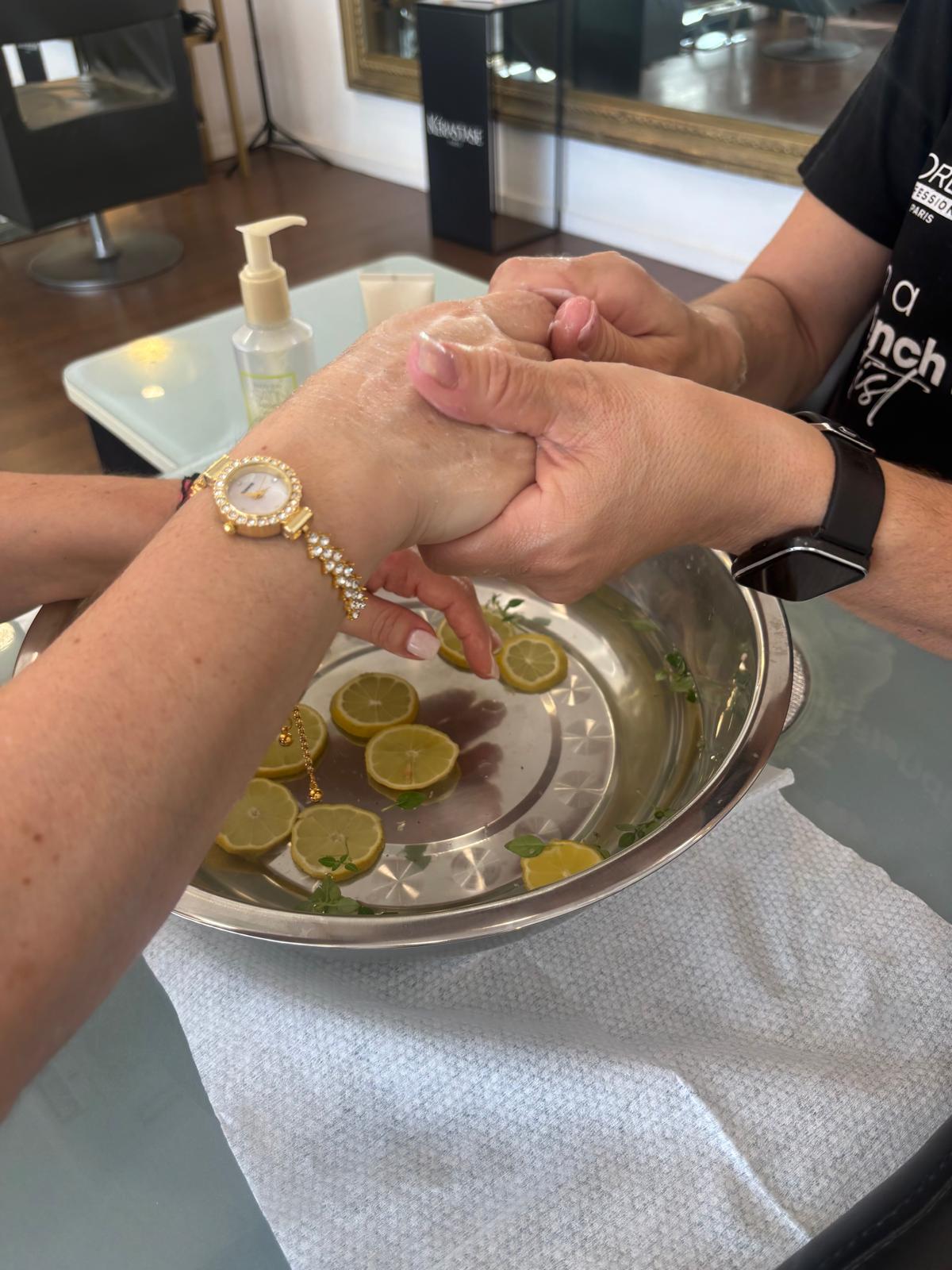 Spa de mãos no salão Márcia Vieira Cabeleireiro, no Porto